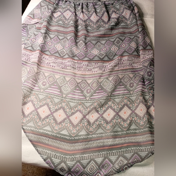 2/$30 Geometric Elegance flowy Patterned AMERICAN EAGLE midi skirt (#1,089) - Picture 6 of 8